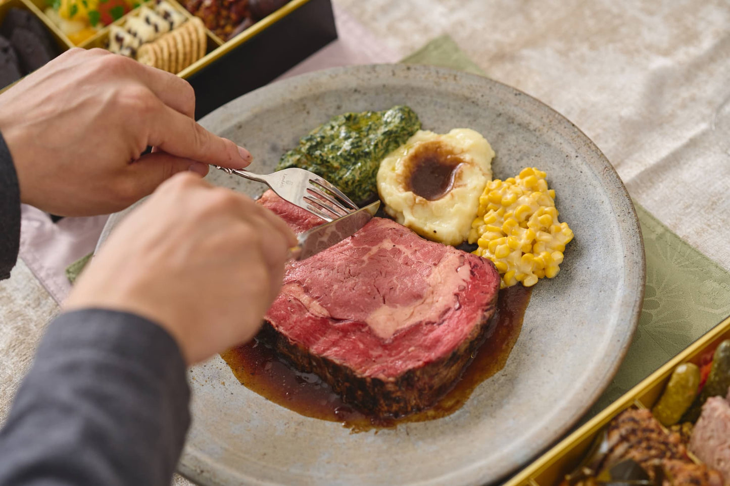 [2名様セット]ロウリーズのプライムリブおせち 二段重 | LAWRY'S NEW YEAR OSECHI 2026